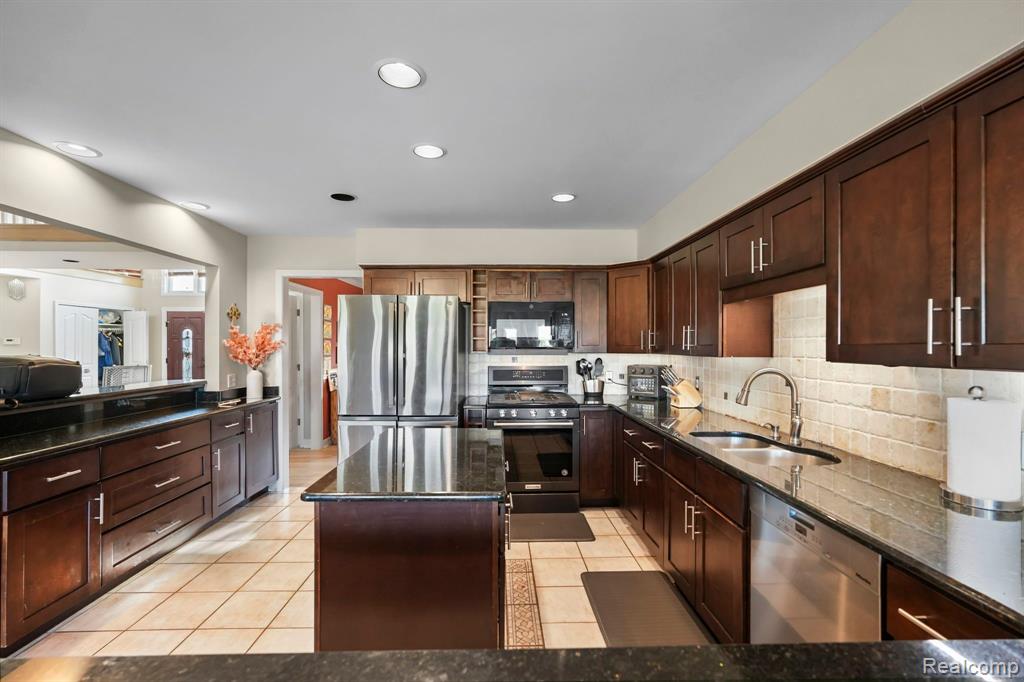 47352 DOVE Court, Shelby Twp, MI 48315 — Photo 19