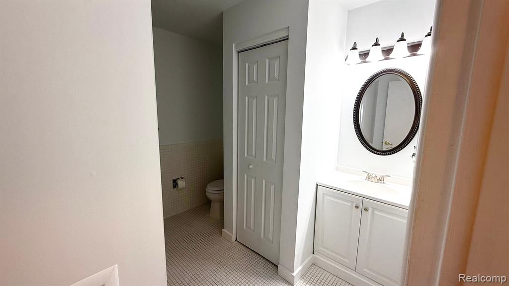 470 FOX HILLS Drive N, Bloomfield Hills, MI 48304 — Photo 8