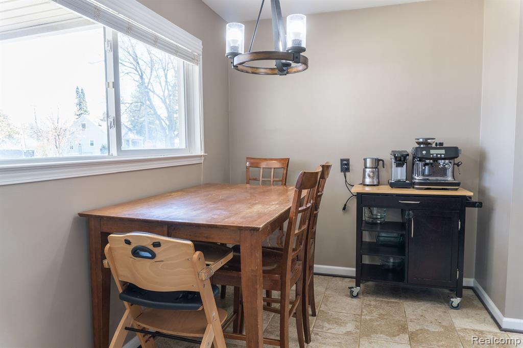 405 N MINERVA Avenue, Royal Oak, MI 48067 — Photo 8