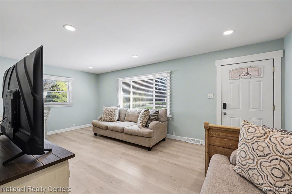 586 Bagley Street, Lake Orion, MI 48362 — Photo 3