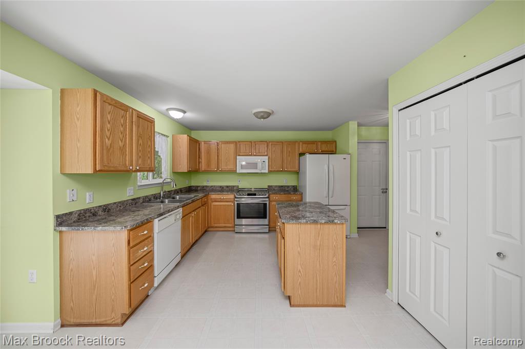 71 DONNA Court, Waterford, MI 48327 — Photo 10