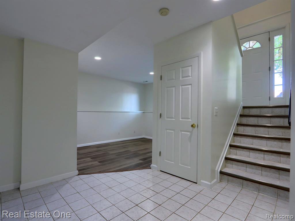 643 DETROIT Avenue, Lake Orion, MI 48362 — Photo 11