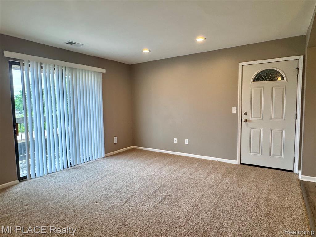 16150 Clarkson Drive, 13, Fraser, MI 48026 — Photo 6