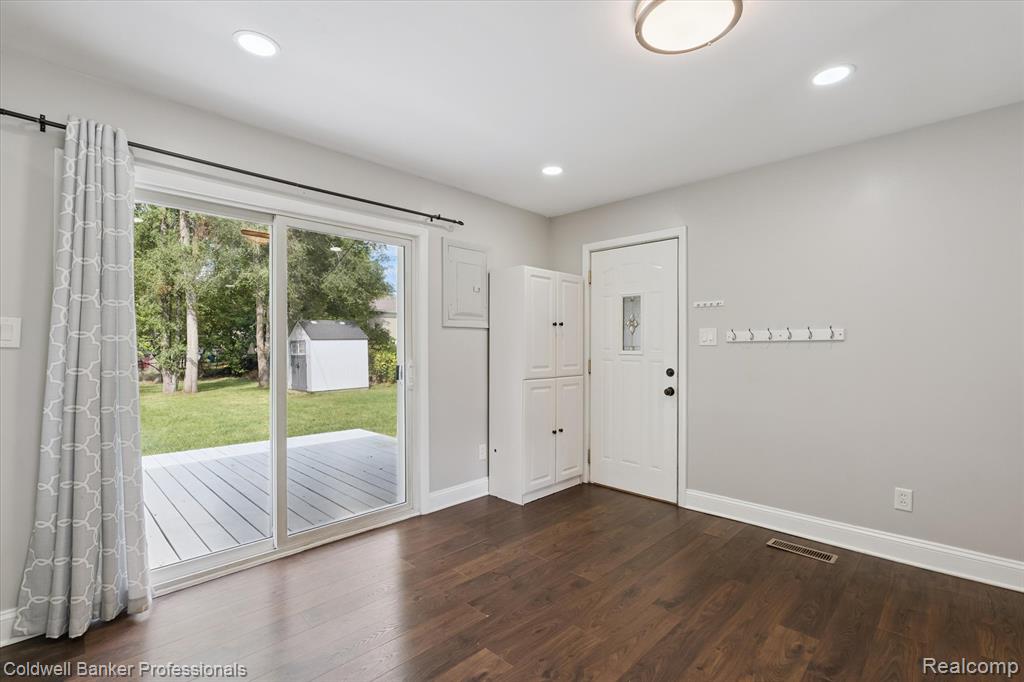 6314 Woodsdale Drive, Grand Blanc, MI 48439 — Photo 13