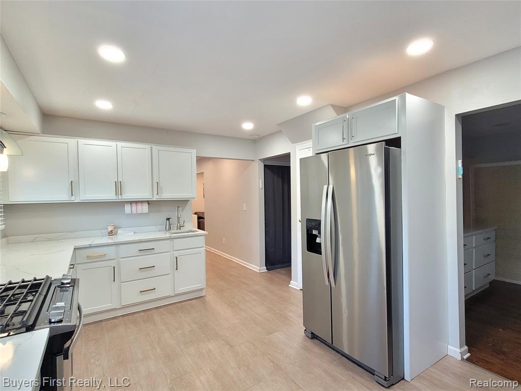 14710 Loretta Place, Oak Park, MI 48237 — Photo 9