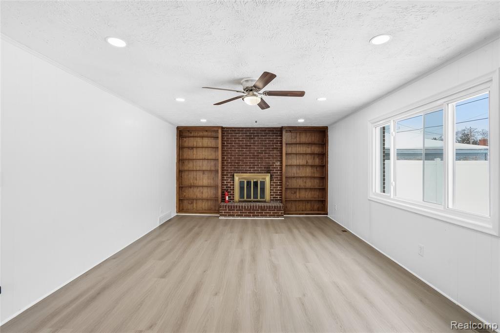 20886 Crestmont Lane, Dearborn Heights, MI 48127 — Photo 12