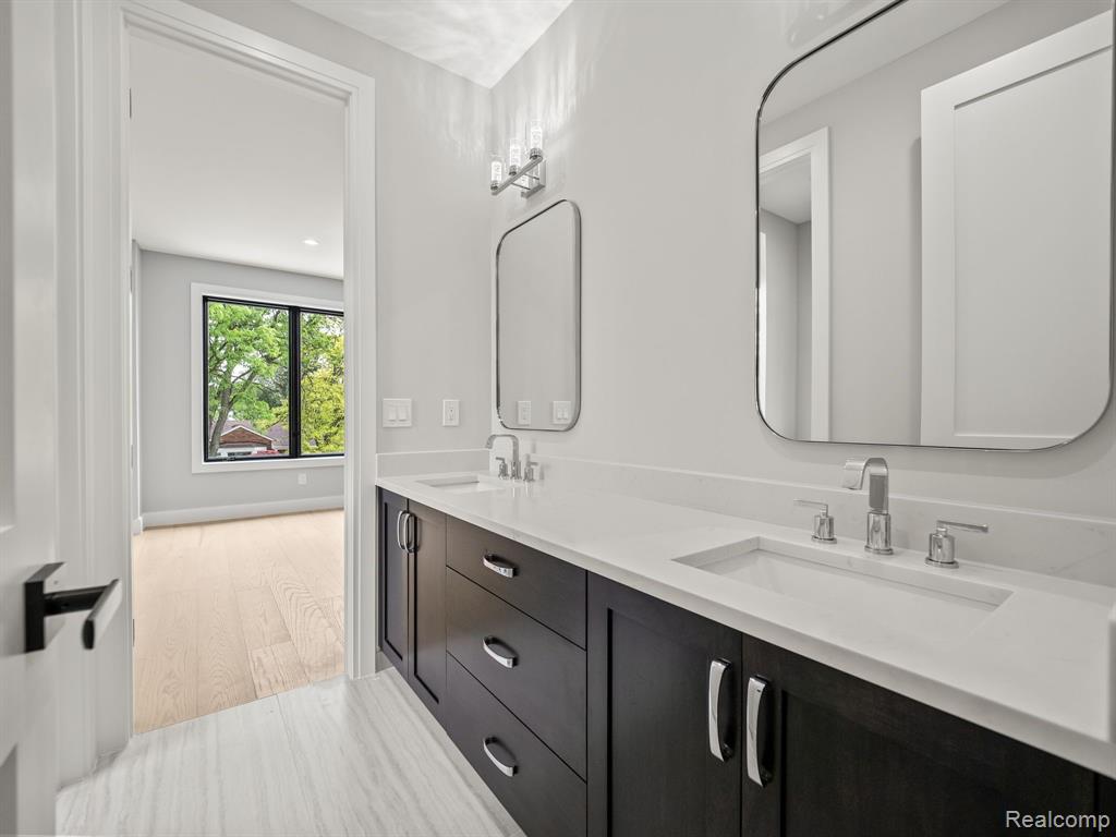 706 W HOUSTONIA Avenue, Royal Oak, MI 48073 — Photo 25