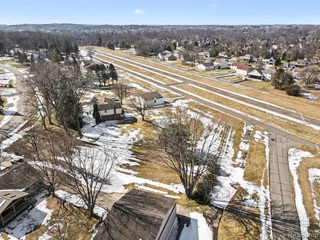 8783 SKYLANE Drive, Brighton, MI 48114 — Photo 29