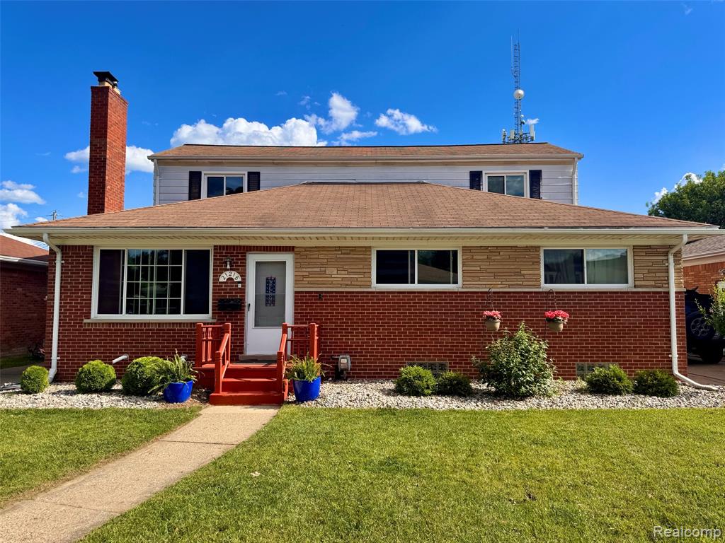 21218 Benjamin Street, Saint Clair Shores, MI 48081