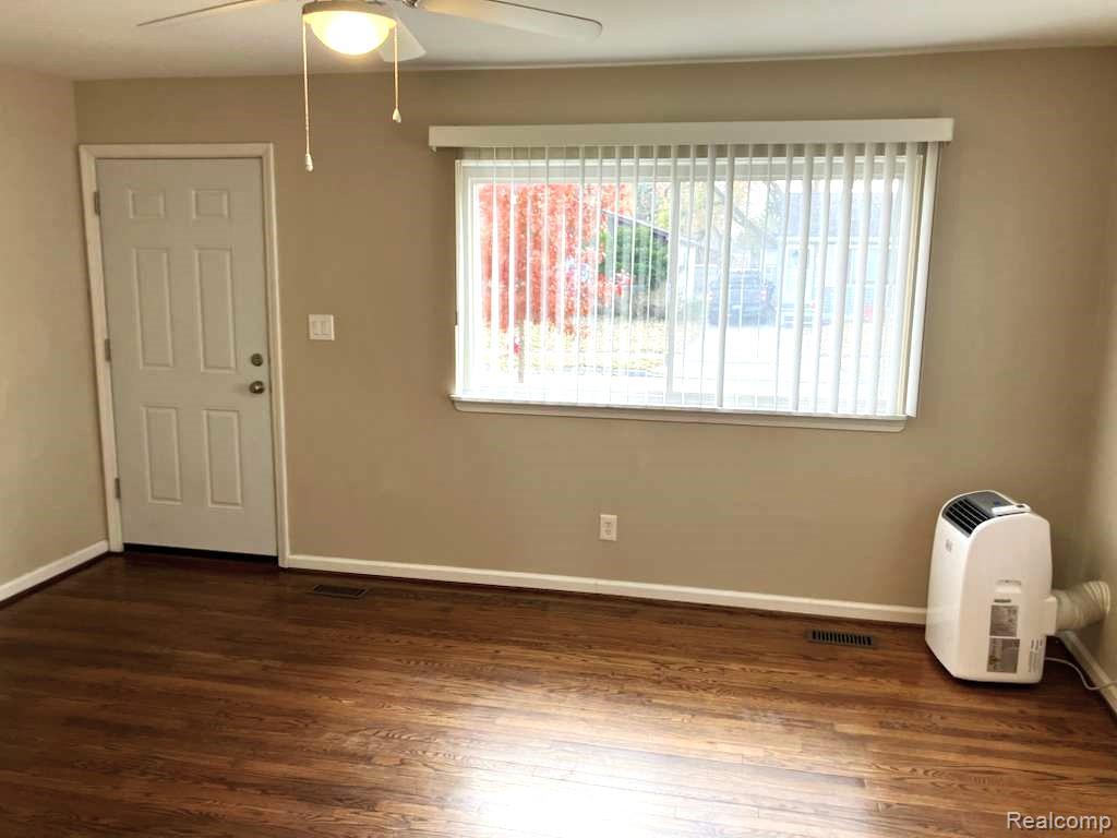 861 E DALLAS Avenue, Madison Heights, MI 48071 — Photo 9