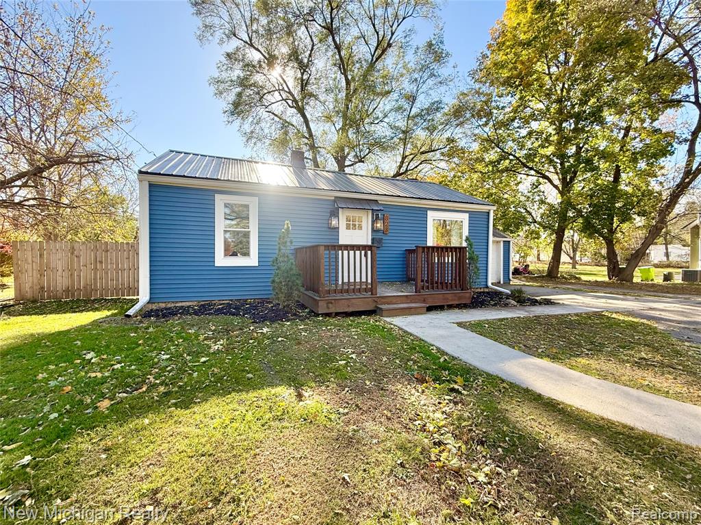 823 W Silver Lake Road, Fenton, MI 48430 — front exterior
