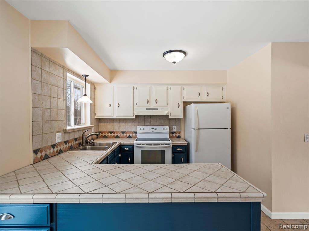 6652 DOYON Drive N, Waterford, MI 48327 — Photo 15
