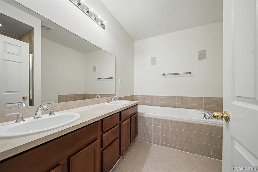 638 W Bluff Court, 31, Rochester Hills, MI 48307 — Photo 17