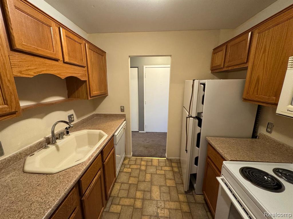 587 E Fox Hills Drive, Bloomfield, MI 48304 — Photo 6