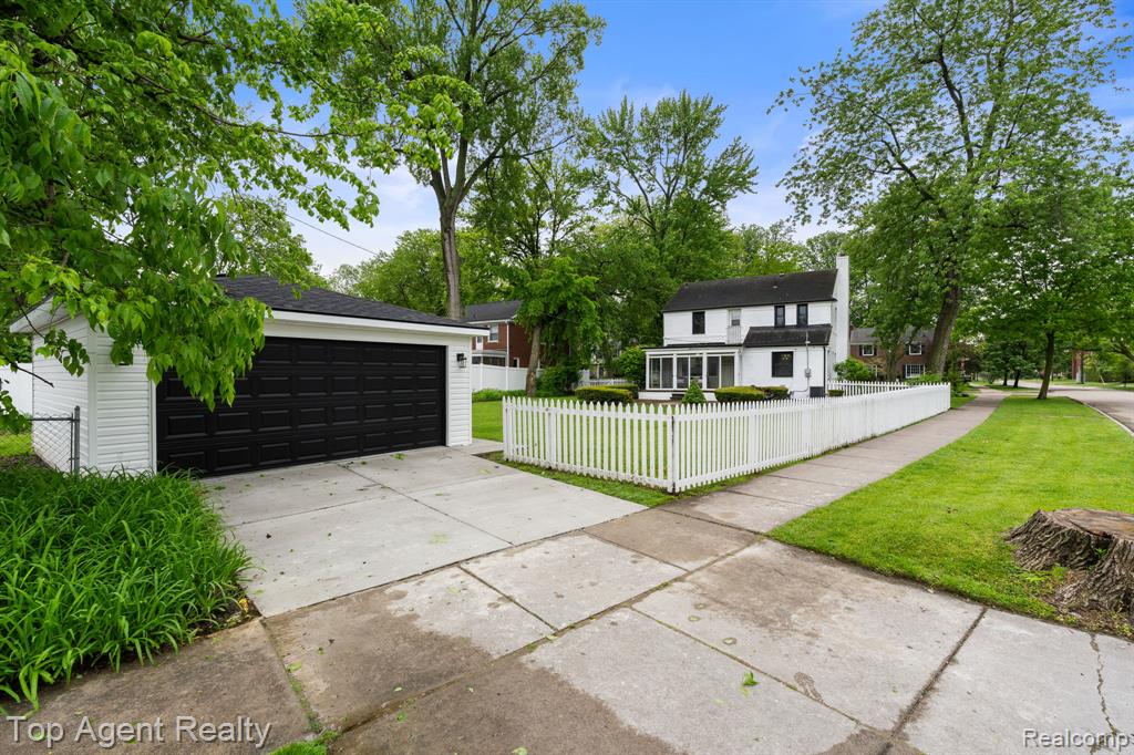 1894 Broadstone Road, Grosse Pointe Woods, MI 48236 — Photo 38