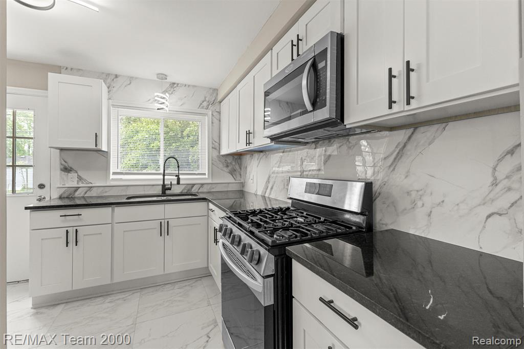 4652 Raymond Avenue, Dearborn Heights, MI 48125 — Photo 14