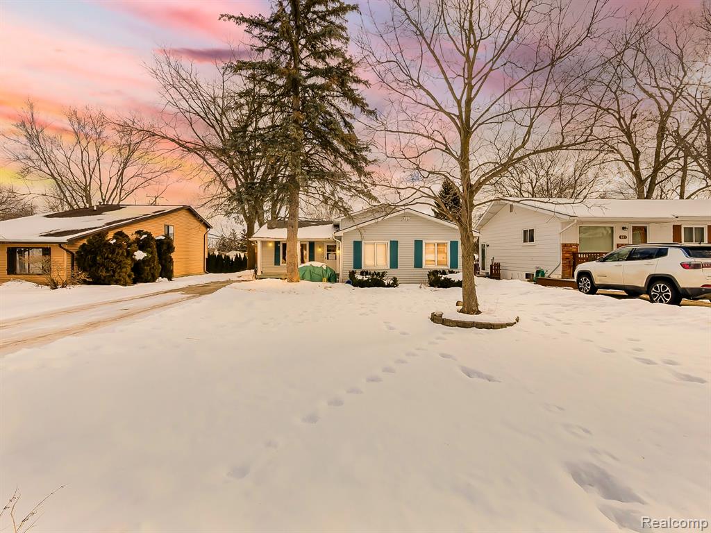 819 Woodingham Avenue, Waterford, MI 48328 — front exterior