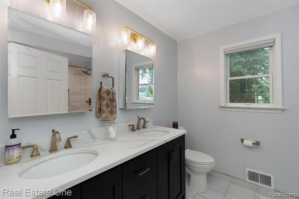 1045 Clara Street, Commerce Twp, MI 48390 — Photo 18
