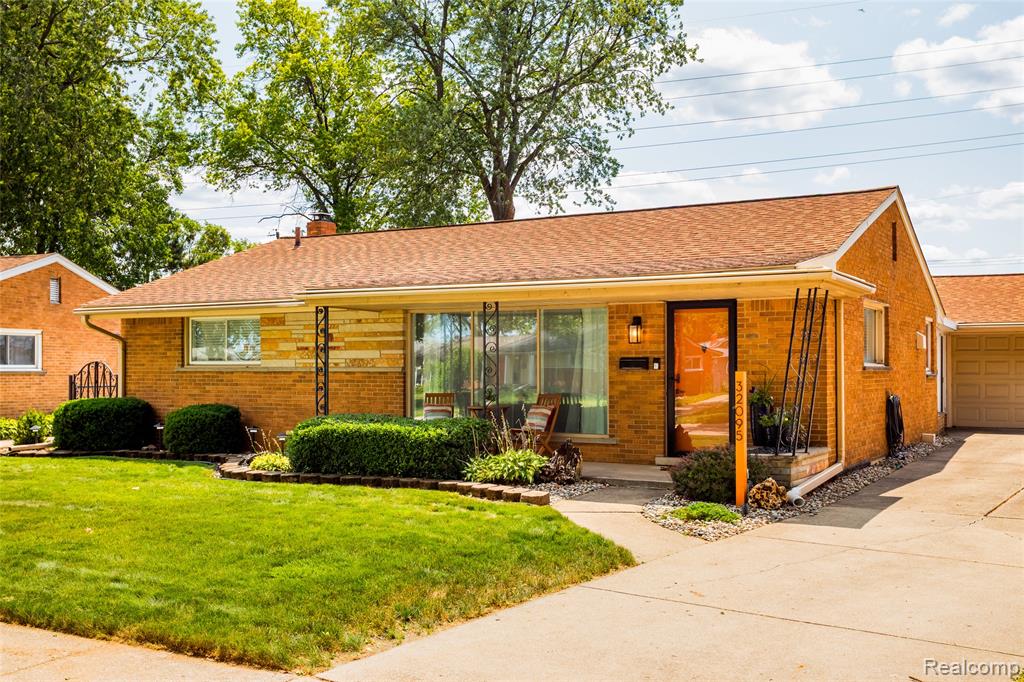32095 Saint Annes Drive, Warren, MI 48092
