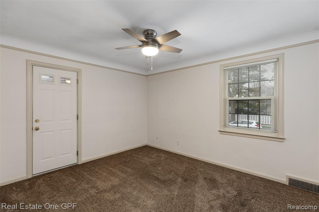 1488 Roslyn Road, Grosse Pointe Woods, MI 48236 — Photo 15