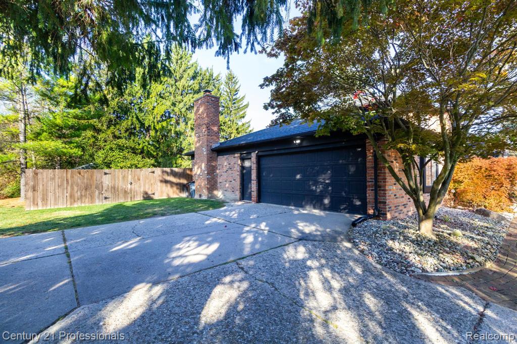 9418 Oakmont Drive, Grand Blanc, MI 48439 — Photo 42