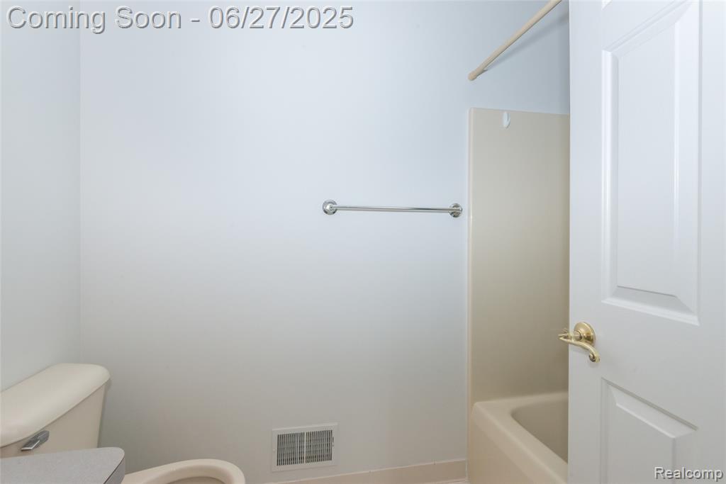 67 LARCHWOOD Drive, Troy, MI 48083 — Photo 14