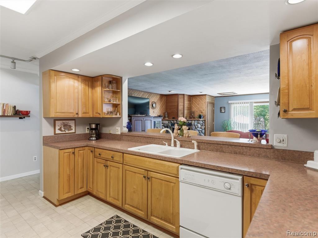 5565 Crescent Road, Waterford, MI 48327 — Photo 10