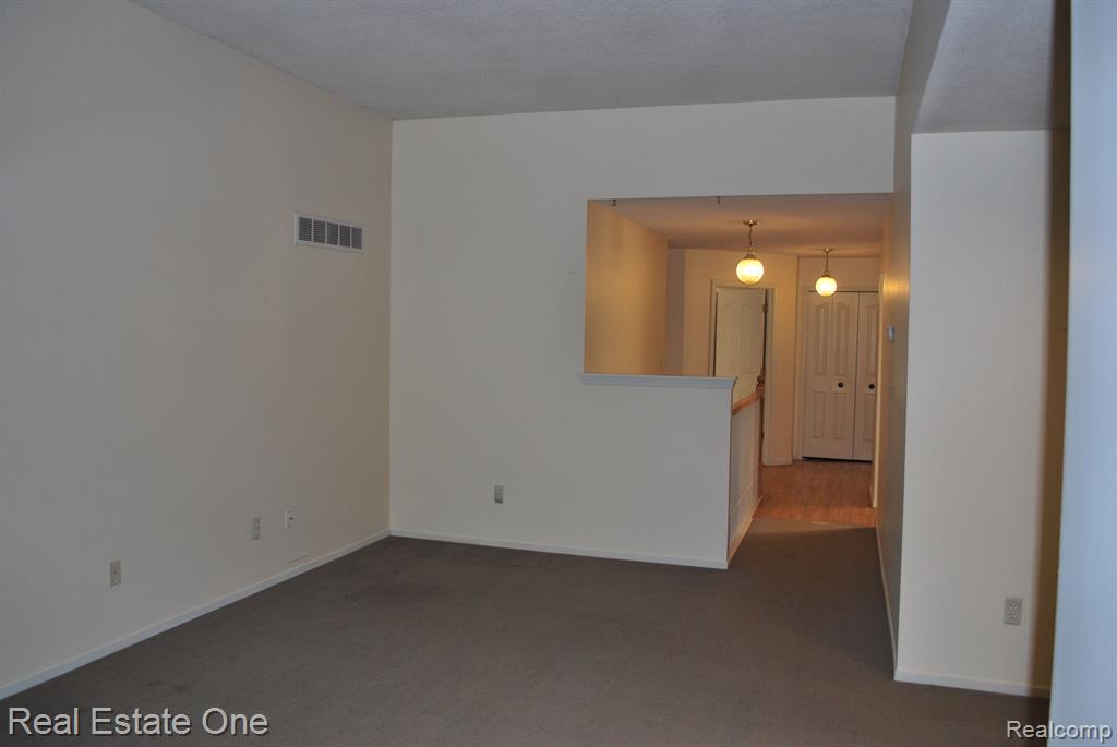 697 RAVENCREST Lane, 5, Westland, MI — Photo 16