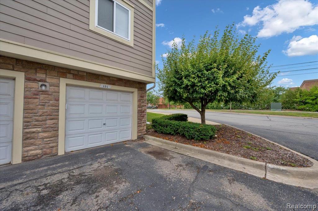 101 EMERALD CHASE Drive, Lake Orion, MI 48362 — Photo 16