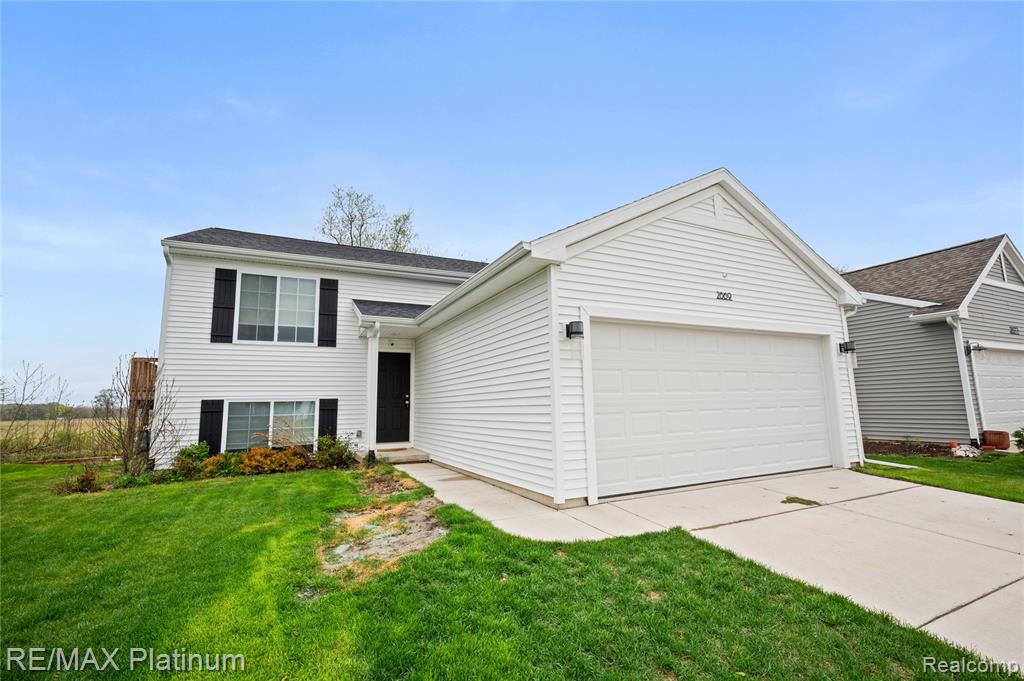 2869 W Sycamore River Drive, Fowlerville, MI 48836 — front exterior