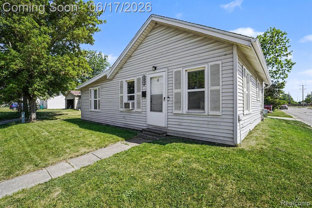 651 S Elm Street, Lapeer, MI 48446 — Photo 2