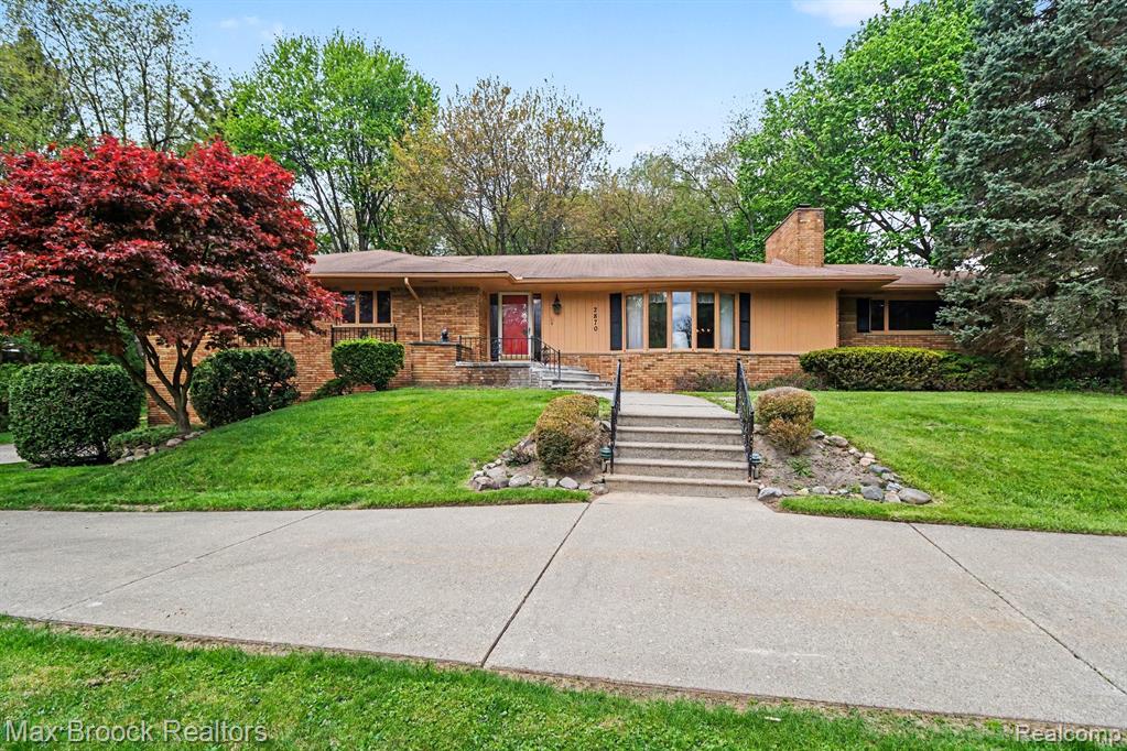 2870 Thedford Road, Bloomfield Hills, MI 48304 — front exterior