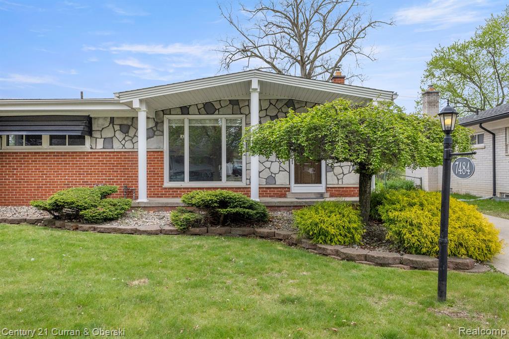 7484 N CHARLESWORTH Street, Dearborn Heights, MI 48127 — Photo 2