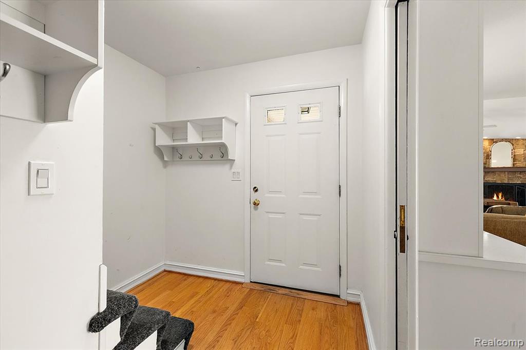 869 Central Drive, Lake Orion, MI 48362 — Photo 12