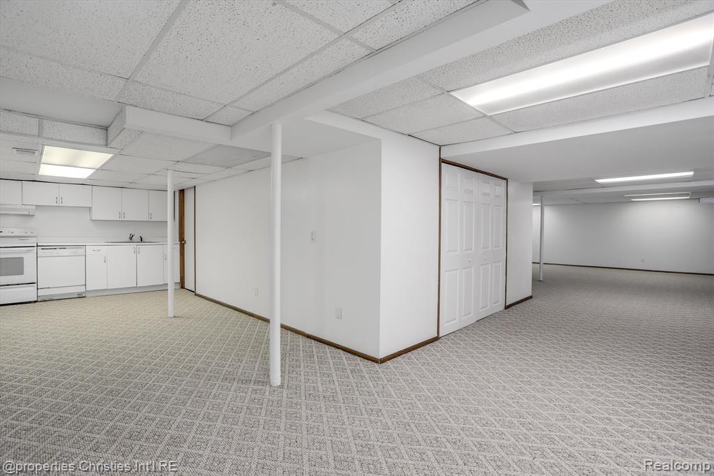 5896 NANEVA Court, West Bloomfield, MI — Photo 42