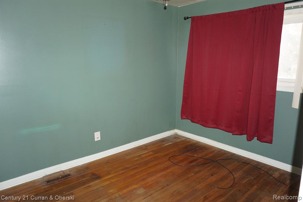 4452 EDGEWOOD Street, Dearborn Heights, MI 48125 — Photo 9
