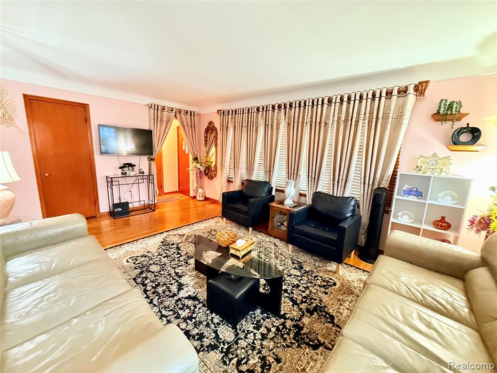 8152 Potomac, Center Line, MI 48015 — Photo 5