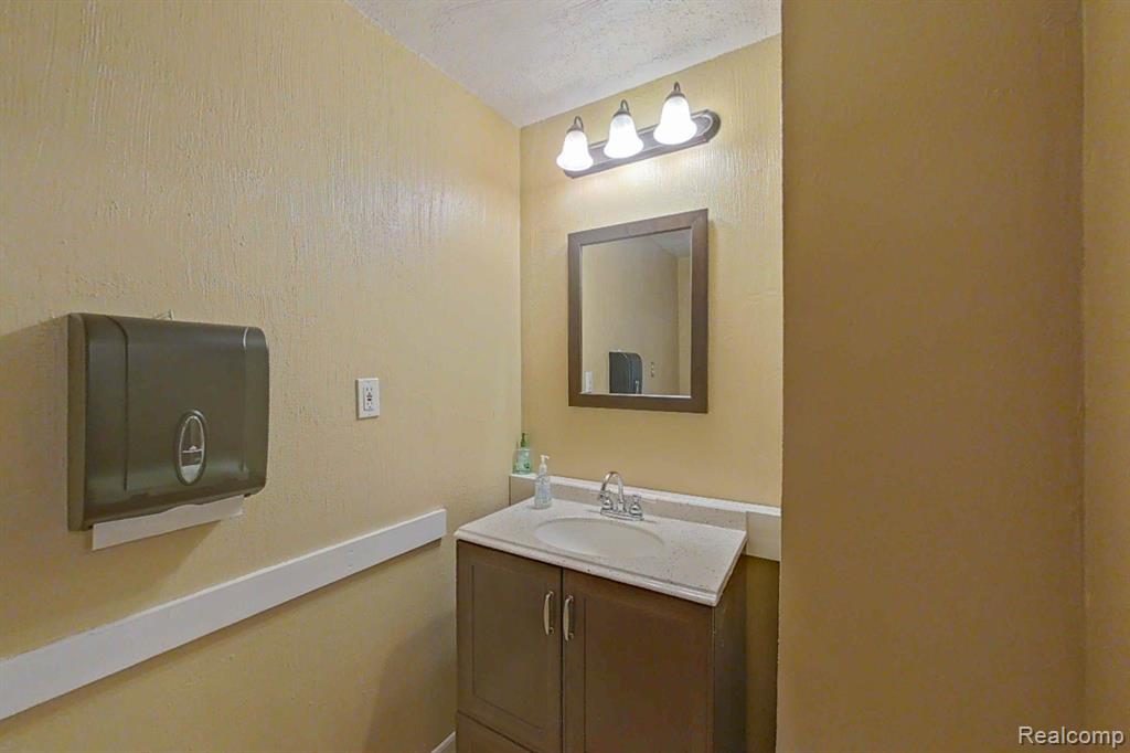 515 E GRAND RIVER Avenue, Howell, MI 48843 — Photo 31