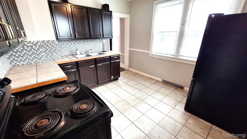 7604 JACKSON Avenue, Warren, MI 48091 — Photo 6