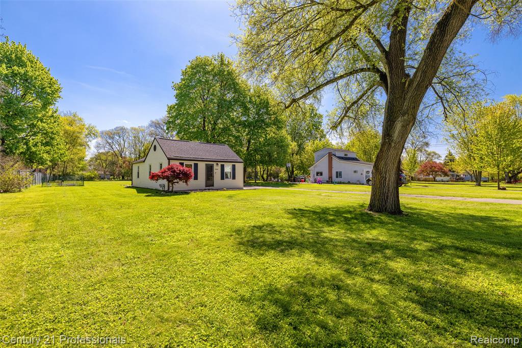2830 Deland Road, Waterford, MI 48329 — Photo 32