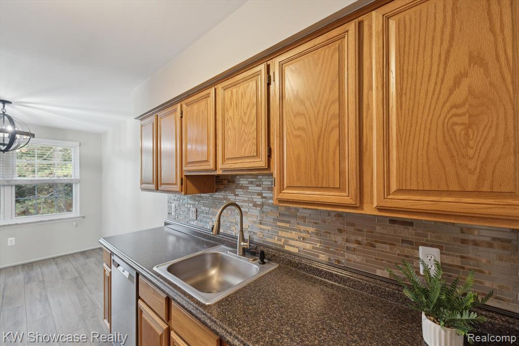 7783 Lake Ridge Drive, Waterford, MI 48327 — Photo 13