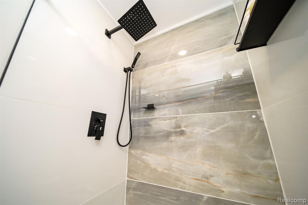 19041 Bungalow Drive, Lathrup Village, MI 48076 — Photo 58