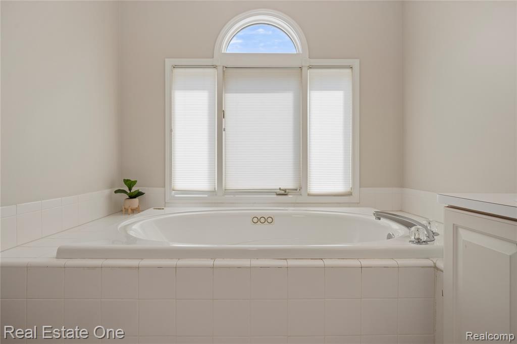 6210 Orchard Woods Drive, West Bloomfield, MI 48324 — Photo 38