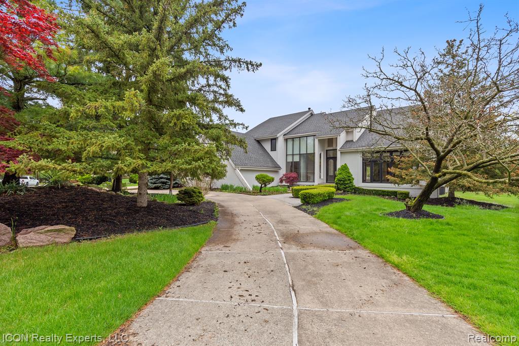 5215 DEER RUN Circle, Orchard Lake Village, MI 48323 — Photo 2