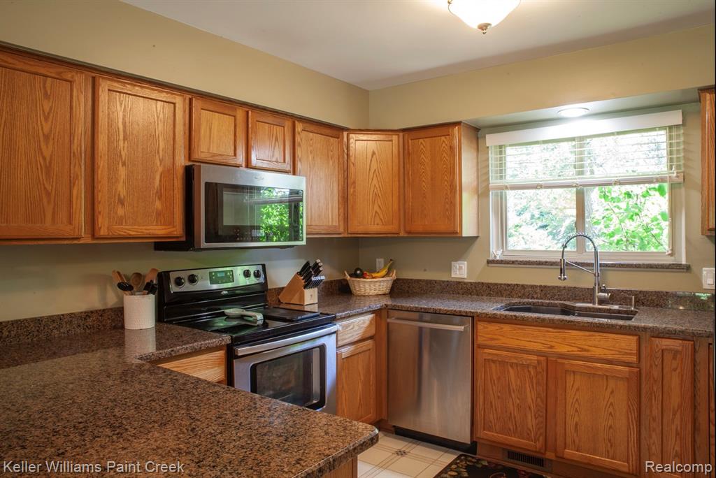 8911 Tartan Drive Drive, Clarkston, MI 48348 — Photo 3