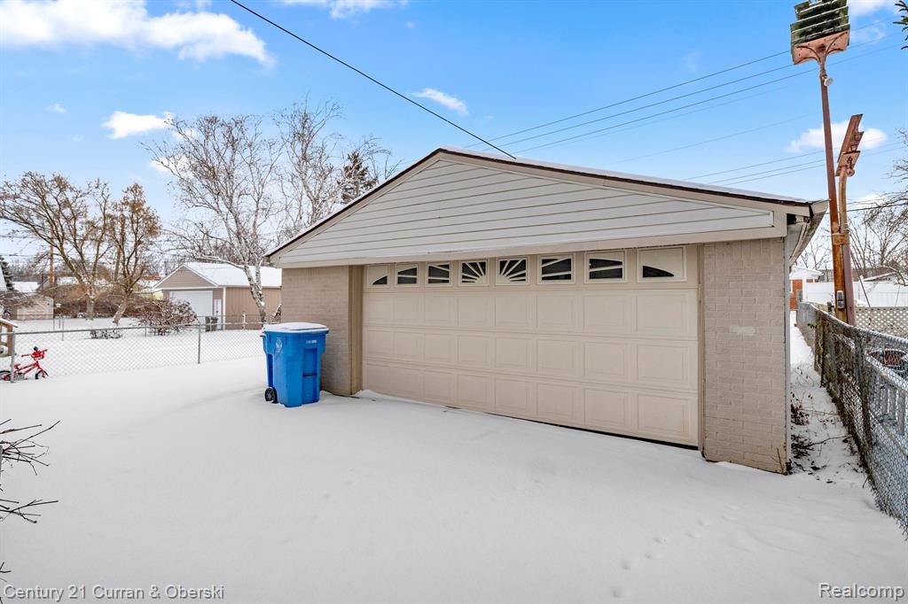 8054 ROBINDALE Avenue, Dearborn Heights, MI 48127 — Photo 33