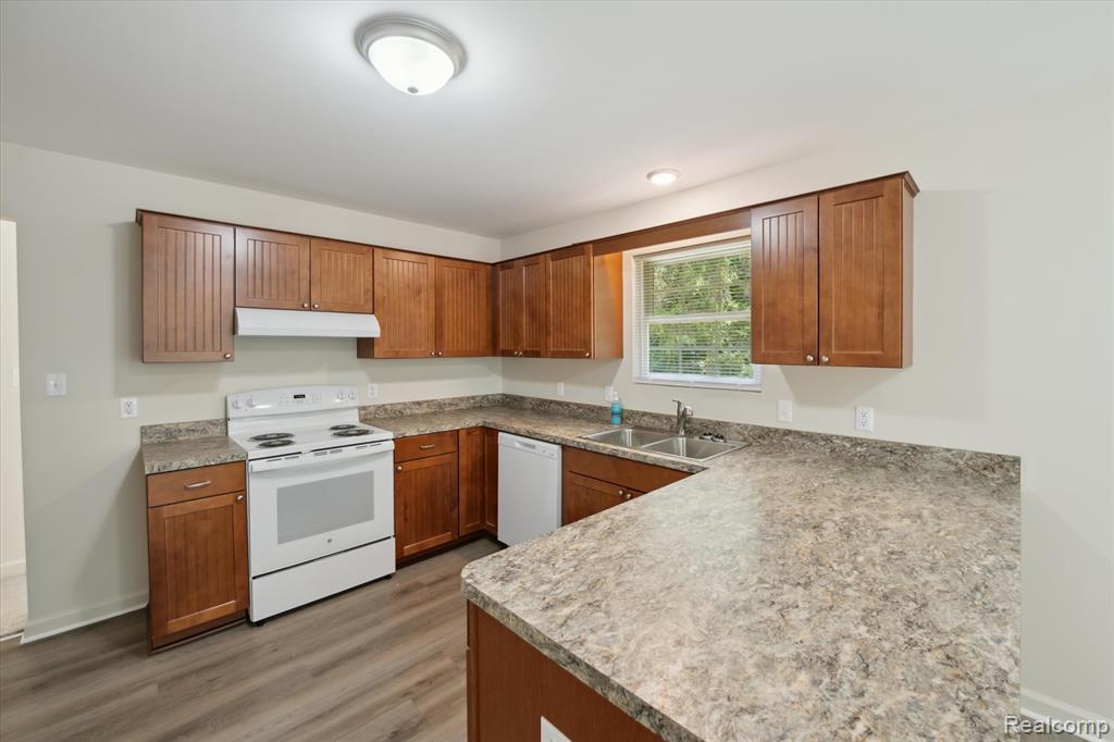 5849 Whispering Oaks Drive, Howell, MI 48855 — Photo 13