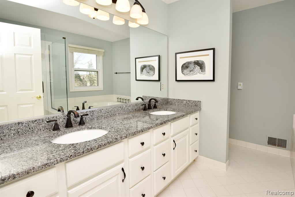 8284 BROOKSTONE Lane, Clarkston, MI 48348 — Photo 20