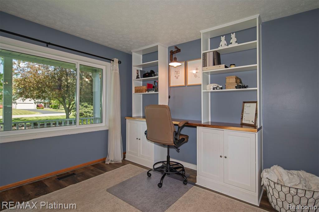 9633 Fairfax Drive W, Pinckney, MI 48169 — Photo 5