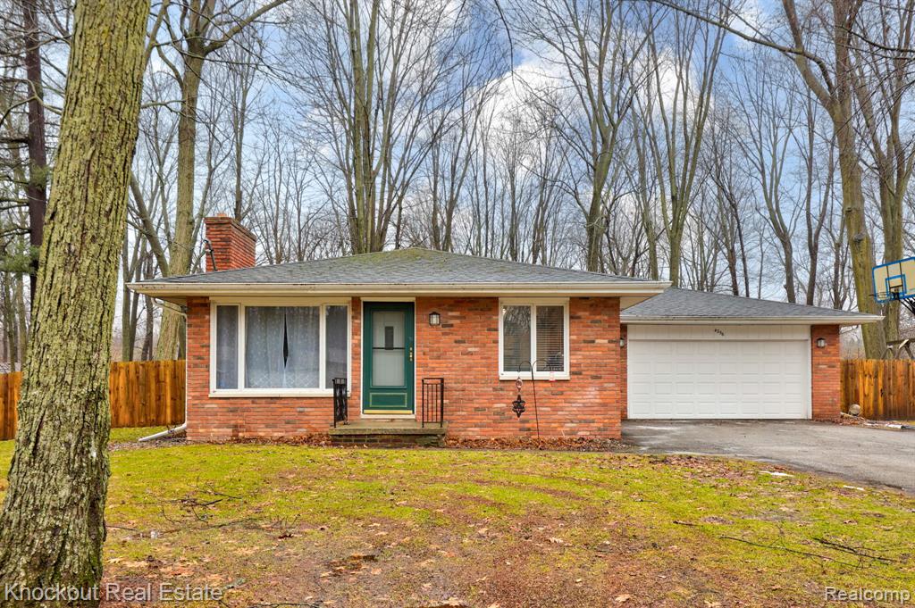 4256 Emerald Drive, Bridgeport, MI 48722 — Photo 4